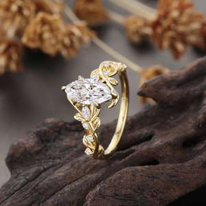 Bague de fiançailles en or massif 9 carats avec diamant de laboratoire taille ovale, style feuille vintage, cadeau de mariage pour femme - Product Image 1