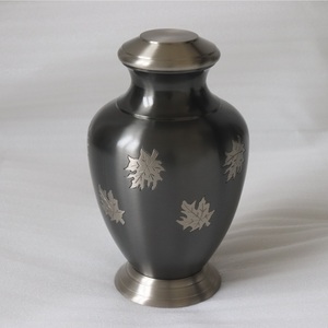 Urna Funeraria de Latón Hecha a Mano con Diseño de Hoja de Arce, Urnas Personalizadas Grabadas para Cenizas Humanas, Urna de Metal Duradera para Cenizas Humanas con Diseño Grabado - Product Image 4