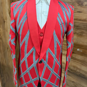 Costume de soirée rouge pour homme, de créateur, avec motif argenté – Blazer à revers châle pour marié, ensemble 3 pièces - Product Image 1