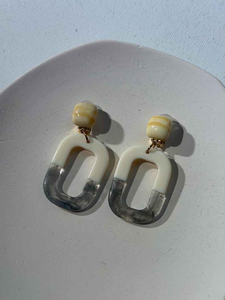 Pendientes de Resina Hechos a Mano Azul Cielo, Elegantes Pendientes de Resina con Flor de Orquídea, Joyería de Resina con Toque Natural, Pendientes de Resina Hechos a Mano con Diseño de Atardecer - Product Image 5