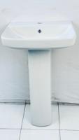 Lavabo sur pied en céramique moderne pour salles de bain d'hôtels et d'appartements, installation au sol