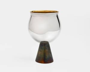 Copa Kiddush Plateada de Alta Calidad, Copa de Vino de Lujo de Tendencia, Ecológica, Sostenible, Personalizable, Base Única de Arte Moderno - Product Image 1