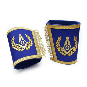 Manchettes personnalisées Maître Maçon – Compas carré brodé bleu et or, franges dorées, insignes maçonniques - Product Image 1