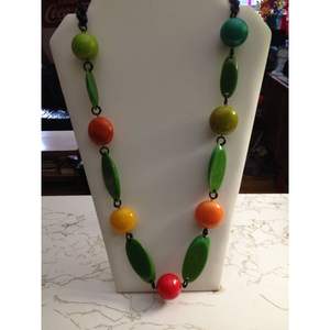 Collar de Resina y Madera, Accesorio de Moda Contemporáneo, Diseño Elegante con Cristales - Product Image 3