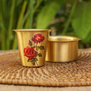 ชุดกาแฟดับาราทองเหลืองสุดหรูสำหรับกาแฟกรองแบบอินเดียใต้ ชุดแก้วและจานรองแบบดั้งเดิม ขายส่งจากอินเดีย - Product Image 6