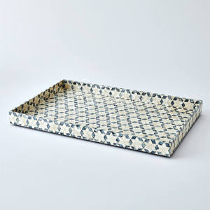 Bandeja geométrica oscura de nácar, rectangular, con diseño de cubo 3D, plato decorativo con asas integradas para interiores. - Product Image 4
