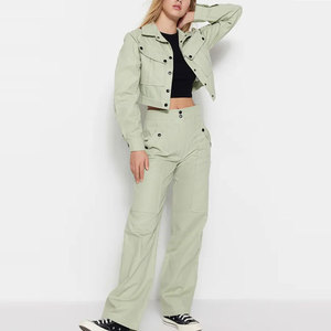Conjunto de dos piezas premium personalizado para mujer: Chaqueta utilitaria y pantalones multibolsillos, moda urbana, fabricante mayorista OEM - Product Image 1