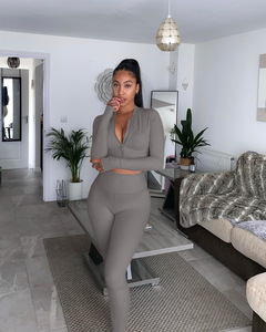 Ensemble sportif 2 pièces gris pour femme : haut zippé à manches longues et leggings taille haute en tricot uni de spandex et nylon - Product Image 6