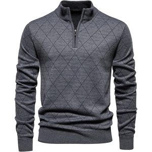Pull classique anti-boulochage pour homme, col rond, en coton doux tricoté, essentiel pour l'hiver, décontracté, avec logo frontal - Product Image 1