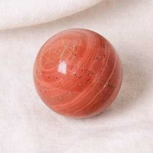 Bola de Jaspe Pulida, Ecológica, Hecha a Mano, Artículo de Colección, Gema Decorativa, Rojo Naranja, Superficie con Patrón Natural - Product Image 1