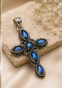 Colgante de cruz de plata con labradorita y piedra lunar – Collar con gema tallada en marquesa, plata de ley 925, joyería gótica bohemia hecha a mano - Product Image 1