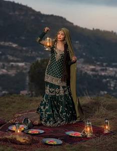 Vestido de Novia Pakistaní Premium, Color Verde Menta Pastel, Largo hasta el Suelo, con Delicado Bordado Floral y Lentejuelas - Product Image 6