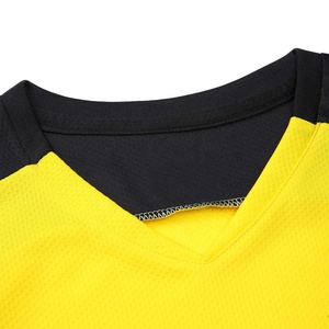Ensemble de maillots de football pour hommes, jaune et noir, avec nom du joueur, col en V, manches courtes, tissu respirant, uniforme de football personnalisé avec le nom de l'équipe - Product Image 3
