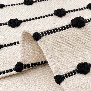 Camino de Mesa Bohemio Ecológico Hecho a Mano de Algodón con Pompones Negros y Borlas para Decoración del Hogar - Product Image 2