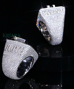 Anillo de cóctel de plata 925 para hombre con moissanita, corte brillante redondo, engaste pavé, diseño de letras, estilo de lujo - Product Image 2