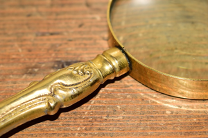 Loupe de lecture portative vintage en métal de 7 pouces avec poignée Art Nouveau et cadre à bordure fendue, style antique et décoratif - Product Image 2