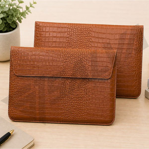 Funda Protectora para Portátil de Lujo con Patrón de Cocodrilo Marrón, Color Sólido, para Computadoras de 13, 14 y 15 Pulgadas - Product Image 1