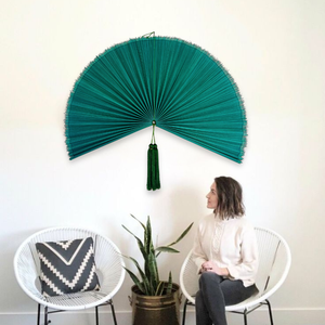 Éventail en bambou vert émeraude avec pompon, style bohème vintage, décoration pour chambre et salon, éventail mural en bambou pour tête de lit, fabriqué au Vietnam - Product Image 1