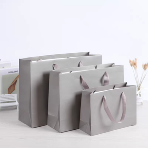 Conception de logo personnalisé, emballage de sacs en papier de luxe, sac cadeau, sac en papier pour les achats avec poignée en ruban pour entreprises - Product Image 3