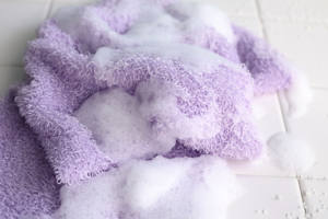 HIORIE Éponge de bain exfoliante en polyester fabriquée au Japon, à long manche, douce, pour une mousse riche, violet clair, haute qualité - Product Image 3