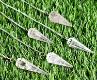 Pendule en cristal de quartz clair naturel poli pour la guérison Reiki, l'équilibrage des chakras, la radiesthésie et le Feng Shui - En vente