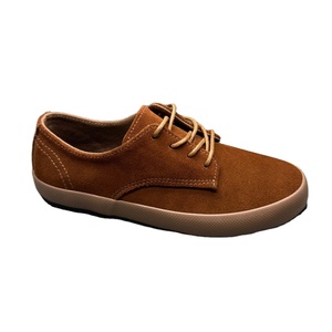 Chaussures vulcanisées pour hommes de haute qualité fabriquées au Vietnam, dessus en cuir fendu, semelle intermédiaire en PU, semelle extérieure en caoutchouc, légères et tendance. - Product Image 1