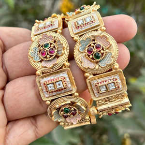 Conjunto de brazaletes que se pueden abrir Conjuntos de joyería fina Meenakari de piedra de Pota chapada en oro - Product Image 1