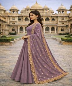 ชุดเดรสผ้าฝ้ายเรียบสไตล์โมเดิร์น พร้อมผ้าคลุมไหล่ปักลายประดับเลื่อม สำหรับงานเทศกาล ราคาขายส่ง เสื้อผ้าชาติพันธุ์ หลายสี - Product Image 2