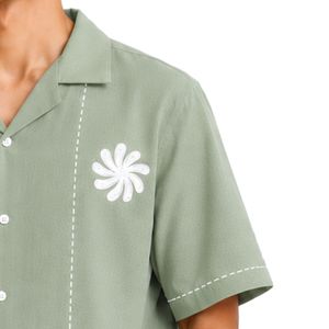 เสื้อเชิ้ตคิวบาคอปกสีเขียวเซจอ่อน แขนสั้น ลายปักดอกไม้สีขาว ผ้าฝ้ายลินิน ติดกระดุม ลำลอง สำหรับฤดูร้อนและชายหาด - Product Image 4