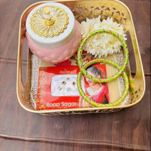 Elegante Bandeja de Regalo Festiva con Tarro Decorativo, Brazaletes Verdes, Detalles Florales y Set de Kumkum, Regalo Tradicional Indio - Product Image 3