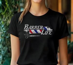 T-shirt Barber Life à manches courtes en coton noir avec imprimé graphique sur le devant, col rond, décontracté, coupe régulière pour homme - Product Image 1