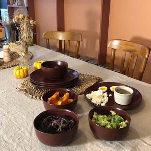 Bol de service en céramique rouge foncé rustique, finition mate lisse, design moderne minimaliste, durable, sans danger pour les aliments, indispensable pour la cuisine - Product Image 6