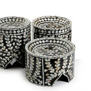 จานเสิร์ฟช็อคโกแลตทรงกลมฝังไม้สีชมพูและกระดูก ยืนเค้กและช็อคโกแลตบนโต๊ะอาหารคุณภาพดีที่สุดโดย LUXURY CRAFTS - Product Image 1