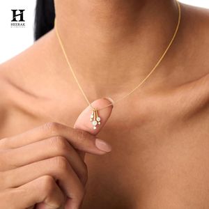Collier pendentif en or avec grappe de diamants, bijoux fins minimalistes pour femmes, design moderne à plusieurs pierres - Product Image 3