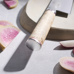Cuchillo Bunka de 6.5 pulgadas con mango de grano beige, hoja con patrón de remolino plateado, anillo de acento rojo y tapa final plateada para preparación de vegetales - Product Image 3
