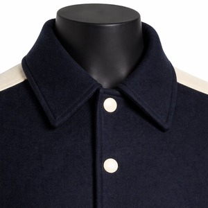 Veste universitaire bleu marine pour homme avec manches blanches, col rabattu, boutons, coupe classique, style automne - Product Image 3