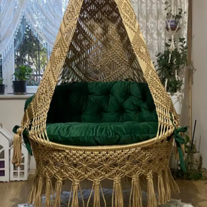 Fauteuil suspendu double en macramé doré, balançoire en macramé avec coussins verts, balançoire ronde en macramé, balançoire en macramé - Product Image 1
