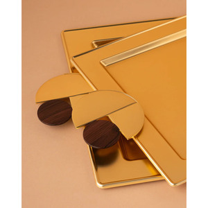 Améliorez le style de votre intérieur avec ce magnifique ensemble de plateaux de service argentés, comprenant des accents géométriques uniques en bois et des poignées. - Product Image 5