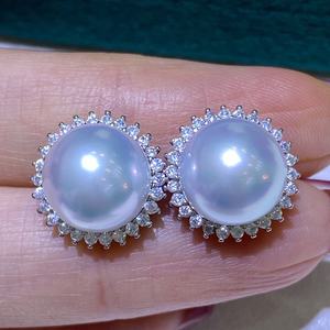 Fabricant en gros de boucles d'oreilles en perles naturelles de 8 à 9 mm avec diamants en or 18 carats, platine gris, boîte cadeau classique polyvalente - Product Image 3