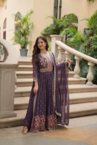 Traje Sharara de Manga Larga Estilo Indio y Pakistaní con Tela de Georgette Sintética y Bordado de Lentejuelas para Bodas - Product Image 2