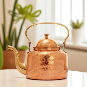 Tetera de cobre vintage hecha a mano con mango de madera floral para servir té con estilo, para decoración del hogar, hoteles y restaurantes. - Product Image 1