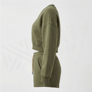 Conjunto de 2 Piezas de Felpa Verde Oliva para Mujer, Sudadera Corta con Cuello en V y Logotipo, Pantalones Cortos por Encima de la Rodilla, Corte Holgado Informal para Primavera/Verano - Product Image 3