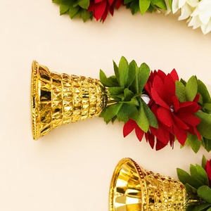 Guirlande de porte festive en fleurs artificielles en soie avec clochettes dorées et fleurs de Mogra - Décoration traditionnelle pour mariage et maison - Product Image 4
