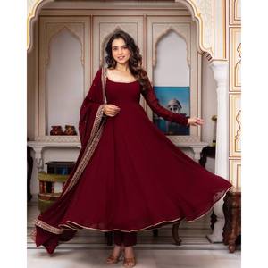 Ensemble robe, pantalon et dupatta de créateur, coupe trapèze, col bateau, en mousseline avec superposition transparente et taille naturelle, pour tenue de soirée - Product Image 5