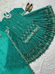 El mejor vestido de boda indio-pakistaní de diseñador, de seda, con bordado de tapeta, estilo lehenga choli, largo hasta el suelo, de ajuste holgado, con detalles en red. - Product Image 2