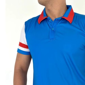 T-shirt de sport premium pour homme, bleu et rouge, col contrastant, manches rayées blanches, 100 % coton, anti-plis, avec poche, décontracté, pour le golf, à manches courtes - Product Image 2