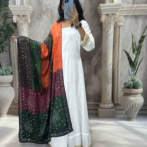 Robe Anarkali en tissu de crêpe de soie naturelle, brodée, moderne, attrayante, à séchage rapide, pour les fêtes, 3 pièces, couleur blanche - Product Image 1