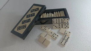 Jeu de dominos en bois et en os pour jeux de société classiques - Ensemble de jeu familial de haute qualité fait à la main avec plateau de forme personnalisée - Product Image 5