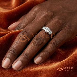 Bague de promesse à trois pierres en or blanc rhodié – Bande triple diamant intemporelle, solitaire classique en moissanite taille ronde - Product Image 4