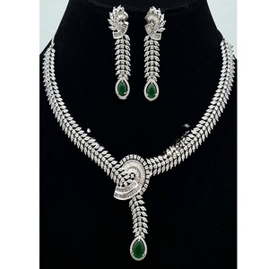 Ensemble collier et boucles d'oreilles en argent plaqué de qualité supérieure avec zircon CZ, idéal pour les fiançailles, les mariages et les soirées, pour femmes - Product Image 2